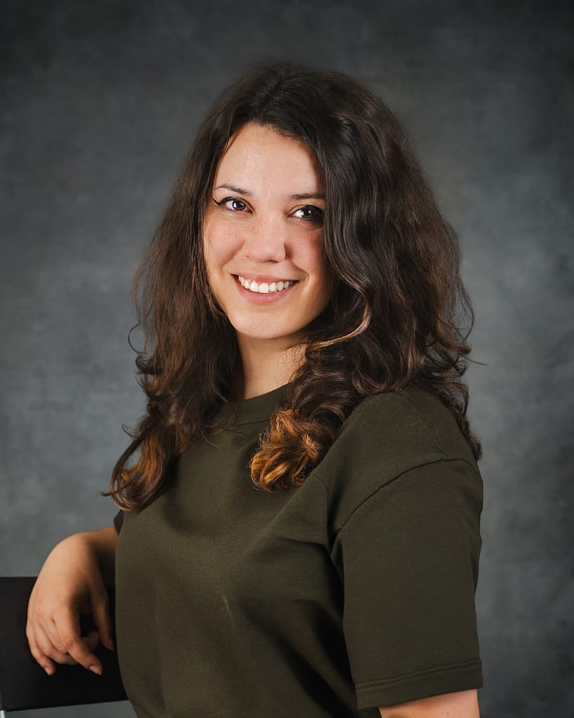 Contact 12 Мирела Кънева - фотограф в Bloom Atelier